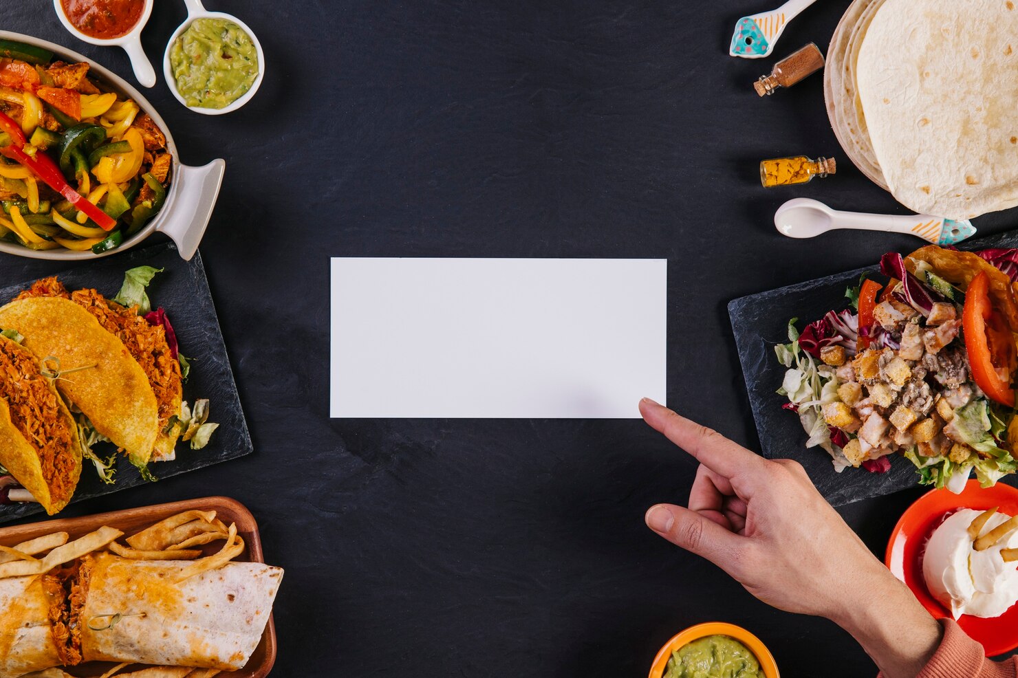 mano apuntando al papel cerca comida mexicana 23 2147740714